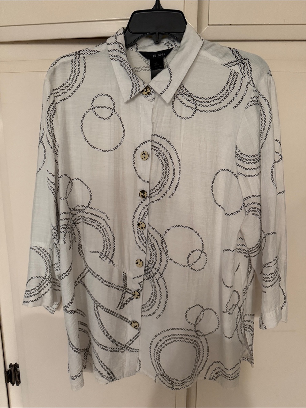 Ali Miles White Button-Up Blouse with Black Circular Chain Print
